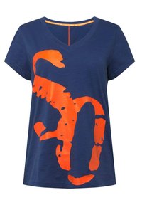 Camiseta azul marino con un diseño abstracto vibrante en naranja. Mangas cortas, escote en V y tejido texturizado crean un aspecto casual.