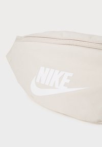 Nike Sportswear HERITAGE WAISTPACK UNISEX - Jostas soma - lt orewood brn/lt orewood brn/white