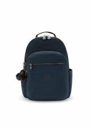 Zaino in nylon blu scuro con un design arrotondato, tasche con zip, superficie testurizzata e un portachiavi a forma di scimmia attaccato alla zip.