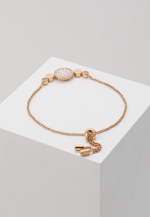 Bracelet délicat en chaîne réglable en or rose avec un pendentif circulaire incrusté de petites pierres blanches et deux petits accents métalliques.