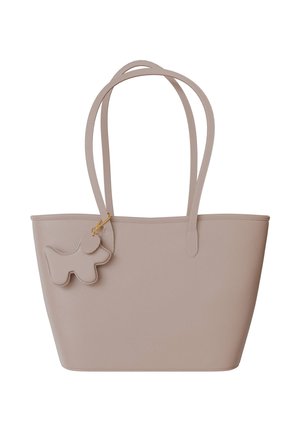 Hellbeige Tragetasche aus strukturiertem Kunstleder, mit zwei langen Griffen und einem dekorativen, hundeförmigen Schlüsselanhänger.