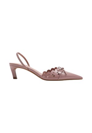 Lyserød læder slingback-hæl med spids tå, bølgede kanter, udskårne mønstre, en lille sløjfe på toppen og en lav kitten-hæl.