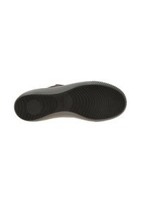 Schwarze Gummisohle mit strukturiertem Profil und einer glatten grauen Zwischensohle. Verfügt über eine abgerundete Form mit einem kreisförmigen Belüftungsloch in der Mitte.