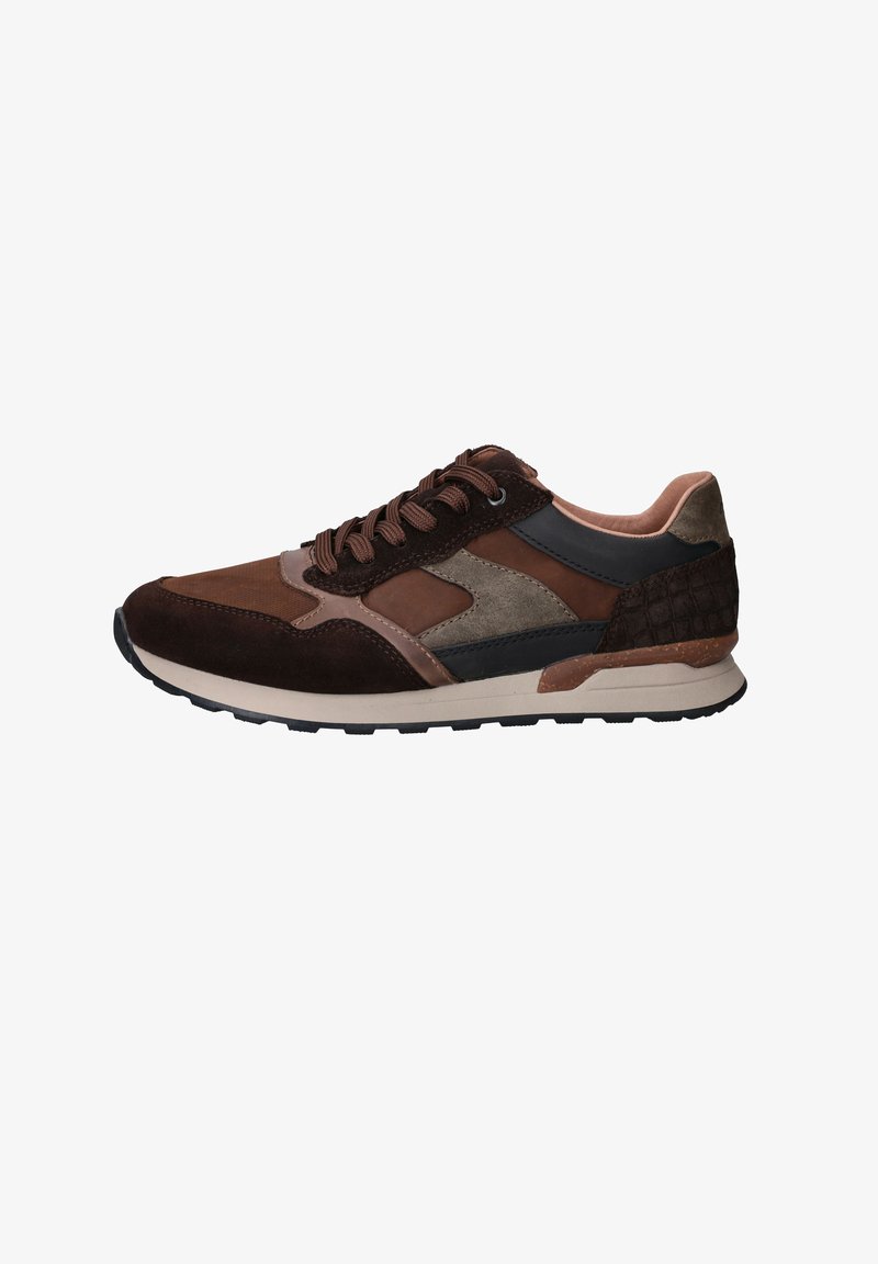 Sneaker marrone con materiali misti tra cui camoscio e pelle. Presenta un accento testurizzato, chiusura con lacci e suola imbottita.