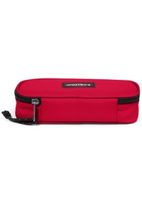 Cerca di matite rossa con zip, realizzata in tessuto resistente, con una superficie liscia, forma rettangolare e una toppa con logo su un lato.