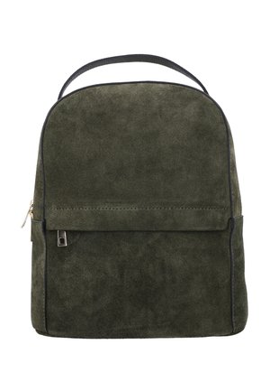 Dunkelgrüner Wildleder-Rucksack mit einem oberen Griff, einer Vordertasche mit Klappe und schwarzen Ziernähten an den Kanten und Nähten.
