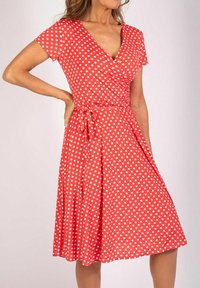Rotes Wickelkleid mit Polka-Dots, kurzen Ärmeln, V-Ausschnitt, tailliertem Detail und einem ausgestellten Rock aus einem weichen, dehnbaren Stoff.