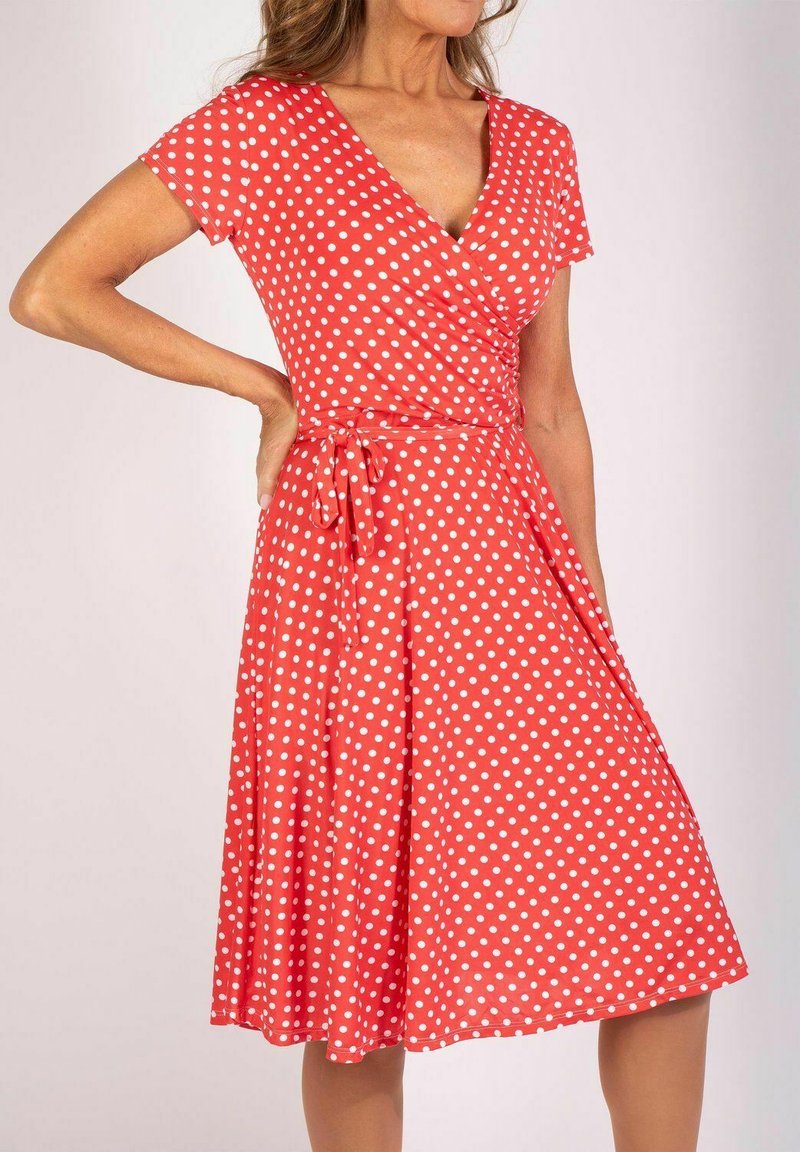 Rotes Wickelkleid mit Polka-Dots, kurzen Ärmeln, V-Ausschnitt, tailliertem Detail und einem ausgestellten Rock aus einem weichen, dehnbaren Stoff.