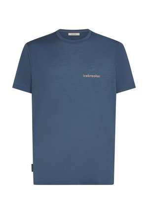 Niebieski T-shirt z krótkim rękawem i okrągłym dekoltem, z logo „icebreaker” na lewej piersi oraz małą czarną metką na szwie bocznym.