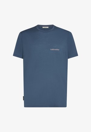 Blaues T-Shirt mit kurzen Ärmeln und Rundhalsausschnitt, mit dem "Icebreaker"-Logo auf der linken Brust und einem kleinen schwarzen Etikett an der Seitennaht.