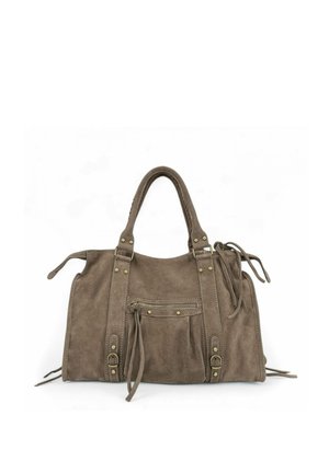 Sac à main en daim marron doux avec doubles poignées, poche avant zippée avec pompon, et boucles et clous décoratifs sur fond blanc.