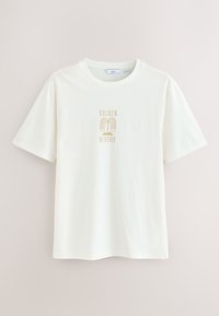 Witte T-shirt met korte mouwen en ronde hals, met gouden afbeelding en tekst "GOLDEN REVERIE" gecentreerd aan de voorkant.