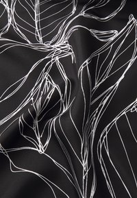 Țesătură neagră cu un model alb în formă de frunză liniară, având o textură netedă și un subtil luciu, evidențiind detalii de design intricate.