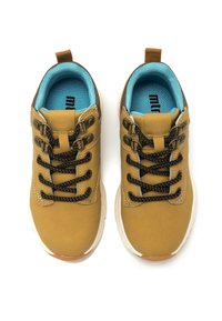 Braune synthetische Schuhe mit schwarzen Schnürsenkeln, ausgestattet mit metallischen Ösen und einem kontrastierenden blauen Innenfutter. Runde Zehenpartie und strukturierte Sohle.