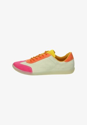 Zapatillas coloridas con una parte superior beige, puntera rosa, acentos en naranja y amarillo, y suela translúcida. Fabricadas en ante y goma.