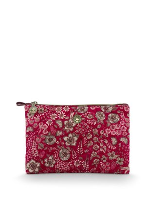 Rotes rechteckiges Täschchen mit einem Reißverschluss, verziert mit beige- und braunfarbenen Blumenmustern sowie zwei kleinen runden Metallanhängern.