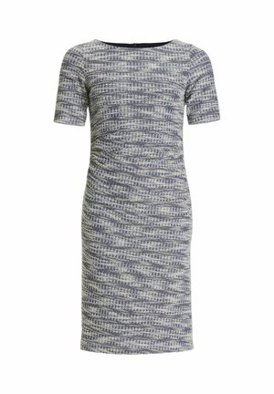 Strickkleid mit kurzen Ärmeln, versehen mit einem strukturierten Muster aus blauen und weißen Streifen. Rundhalsausschnitt und figurbetonte Silhouette.