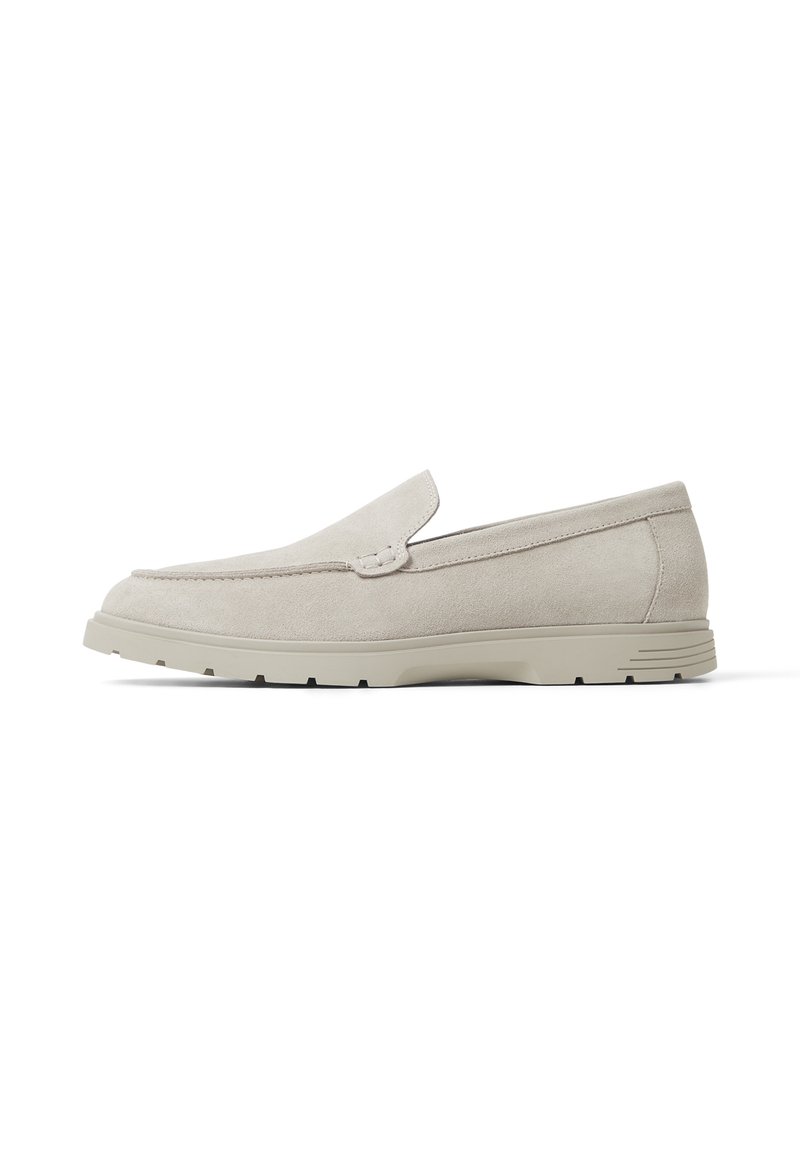 Ljust grå mockaloafers med en låg gummisula, rund tå och slip-on-design. Har minimal sömnad och en slät yta.