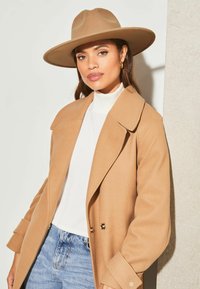 Lipsy CHAIN DETAILING FEDORA - Hattu - camel