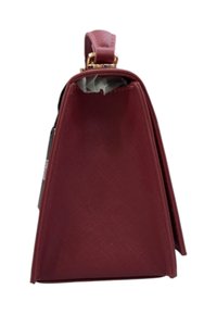 Borsa a tracolla rossa strutturata con una finitura testurizzata, caratterizzata da un accentuato hardware dorato e una maniglia superiore. Si apre con una chiusura a pattina.