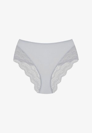 Jasnoniebieskie majtki wysokie z koronkowymi akcentami w kwiatowy wzór wzdłuż brzegów, charakteryzujące się gładką fakturą i falbaniastymi detalami w talii.