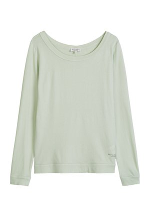 Jasnozielona koszula z długim rękawem, szerokim dekoltem w kształcie głębokiego okrągłego wycięcia, o minimalistycznym designie i małym logo marki w pobliżu dolnego brzegu z przodu.