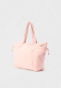 Vaaleanpunainen nailoninen olkalaukku, jossa leveät kangaskahvat, pehmeä, pehmustettu pinta, sivutaskut ja sivuilla kiristysnyörit.