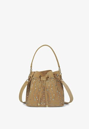 Bolso de cubo de gamuza marrón con adornos plateados y azules, cierre de cordón y una correa de hombro removible, con asas de cadena y tela.