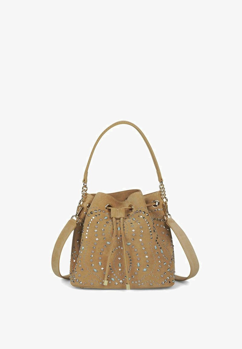 Bolso de cubo de gamuza marrón con adornos plateados y azules, cierre de cordón y una correa de hombro removible, con asas de cadena y tela.