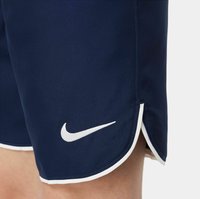 Marineblaue Sportshorts mit weißem Seitenstreifen. Verfügt über ein weißes Nike-Logo nahe dem Saum. Hergestellt aus glattem, leichtem Material, das für den Sport konzipiert ist.