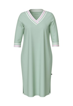 Mintgroene jurk met een V-hals en driekwartmouwen, voorzien van witte, roze en groene strepen bij de halslijn en de mouwen. Inclusief zijslits.