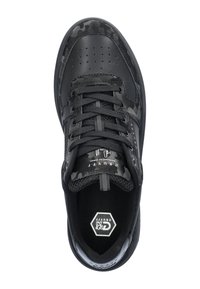 Zwarte sneaker met een camouflagepatroon, met een bovenwerk van glad leer, geperforeerde neus, platte veters en een logo op de tong.