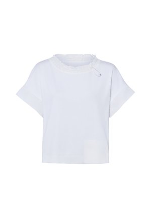 Wit kortermig shirt met een gerimpelde ronde halslijn en een klein veiligheidsspeld-detail op de bovenborst.