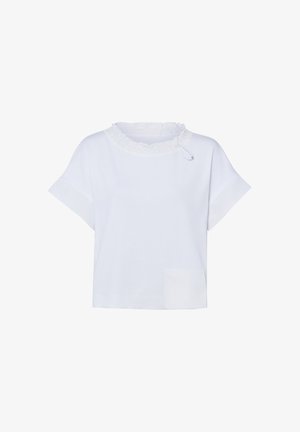 Chemise blanche à manches courtes avec un col rond à volants et un petit détail épingle de sûreté sur le haut de la poitrine.