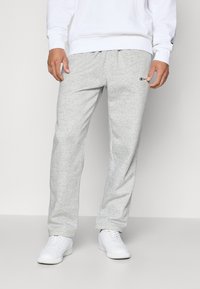 Lichtgrijze sweatsbroek van een katoenmix, met een elastische tailleband, zijzakken en een klein logopatch op het linkerbeen.
