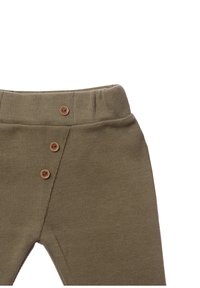 Olivgrüne, gerippte Hose mit elastischem Bund, die drei Holzknöpfe und einen strukturierten Stoff für Komfort und Dehnbarkeit aufweist.