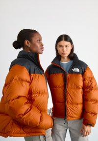 The North Face 1996 RETRO NUPTSE JACKET - Tolldzseki - earthen copper/black