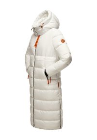 Lange witte pufferjas met een capuchon, uitgerust met een oranje rits en details, twee zijzakken en een gestikte textuur.
