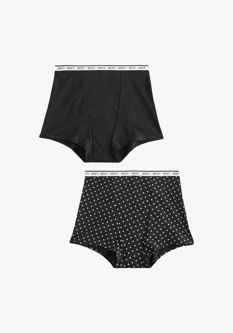 Zestaw wysokich majtek z czarnej bawełny. Zawiera parę w jednolitym czarnym kolorze oraz parę z wzorem drobnych białych serduszek, obie z białym paskiem z logo.