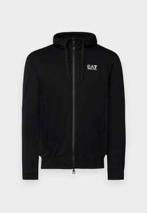 Fekete cipzáros kapucnis pulóver, puha anyagból készült, kapucnival, két oldalsó zsebbel és egy kis fehér logóval a bal mellkasi részen.