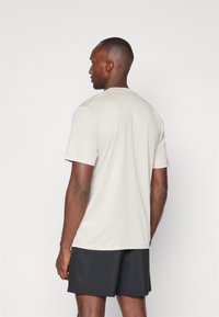 adidas Performance TRAIN ESSENTIALS - Sportfelső - alumina/black
