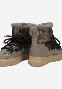 Baskets avec un motif en cuir de serpent texturé dans des nuances de marron et de gris, dotées d'un col en fausse fourrure moelleux et d'une semelle en caoutchouc beige.