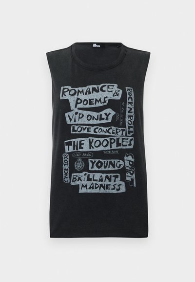 Zwart mouwloos shirt met lichtgrijze tekstblokken met uitspraken zoals "Romance & Poems", "VIP Only", "Rock N Roll" en "The Kooples."