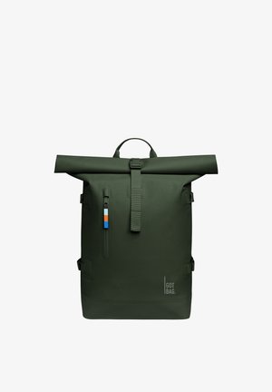 Ciemnozielony plecak z przewijanym zamknięciem, przednia kieszeń na zamek, pionowy pasek, górna rączka, boczne klamry i logo "GOT BAG" w dolnym prawym rogu.