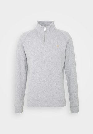 Grauer Zip-Hoodie mit hohem Kragen, gerippten Bündchen und einem kleinen gelben Logo auf der Brust. Hergestellt aus weichem, strukturiertem Stoff.