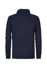 Marineblauer Strickpullover mit hohem Kragen, der ein strukturiertes Muster sowie einen gerippten Saum und Ärmelabschlüsse aufweist. Die Rückansicht zeigt Raglanärmel.