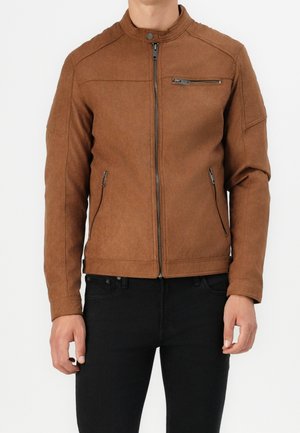 Veste en cuir synthétique marron avec un col montant, fermeture frontale zippée, poches latérales et une poche poitrine zippée. Texture lisse et design ajusté.
