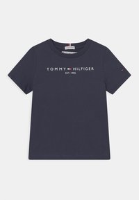 Námořnická modrá tričko s krátkým ruk�ávem s textem "TOMMY HILFIGER EST. 1985" a malou logovou nášivkou na levém rukávu.