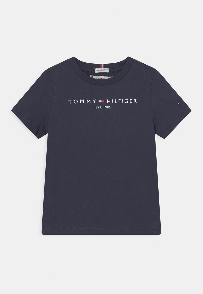 Camiseta de manga corta azul marino con el texto "TOMMY HILFIGER EST. 1985" y un pequeño parche con el logo en la manga izquierda.