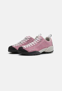 Rosa suede klatresko med svart gummikappe på tåen og grå detaljer. Har grå lisser og en teksturert, slitesterk såle for godt grep.